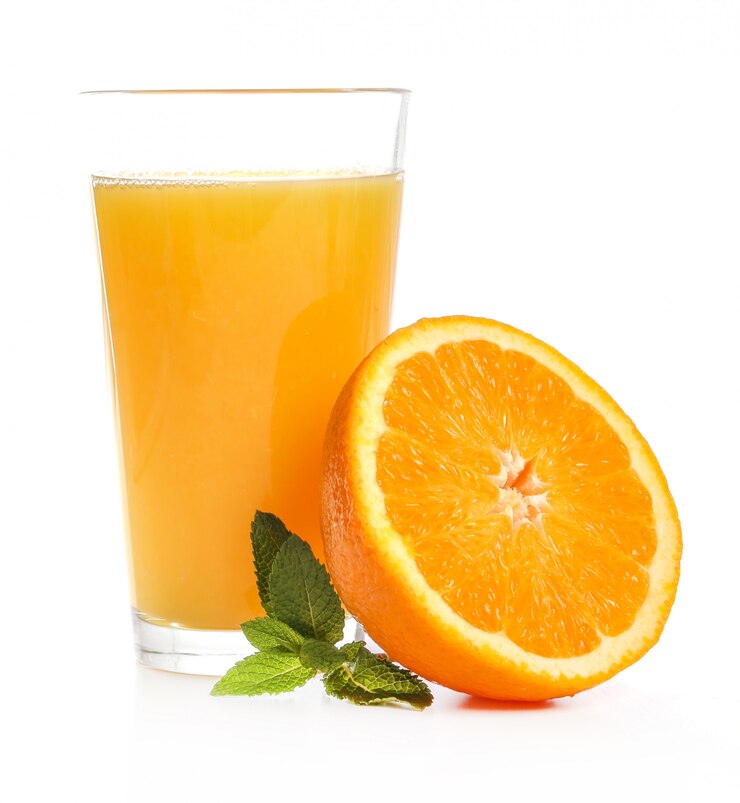 delicioso-copo-de-suco-de-laranja_144627-16582.jpg